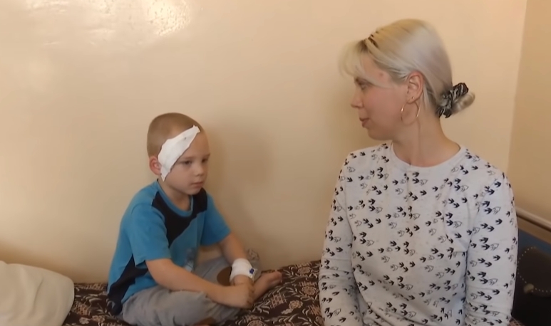 На школяра обрушилася плитка: деталі події під Києвом